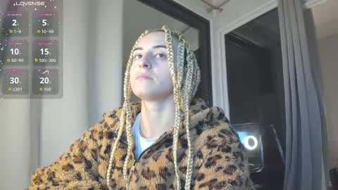 ella_vee online show from October 21, 2:37 am