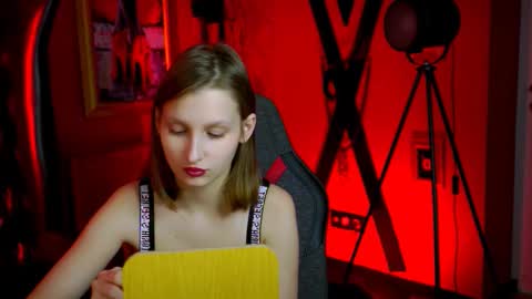 Ella online show from March 19, 5:06 pm