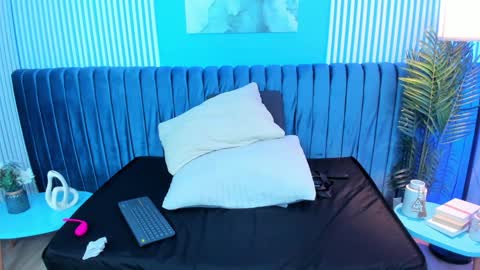 Ellie Taylor online show from December 24, 11:06 am