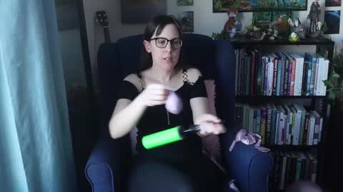 Elly Naomi online show from February 21, 10:15 pm