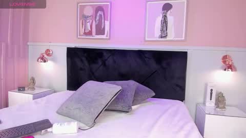 Elodie  online show from February 9, 3:03 pm