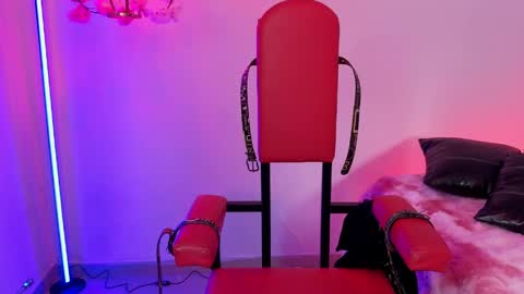 elowen_halley1 online show from April 8, 9:28 pm