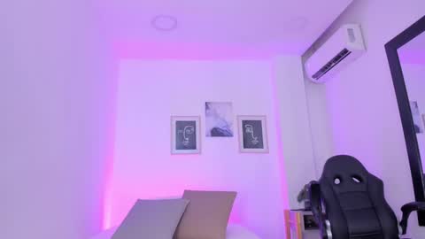 emelie_89 online show from March 7, 12:01 pm