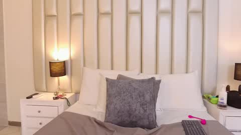 EMILY ROBERTS online show from December 4, 3:20 am