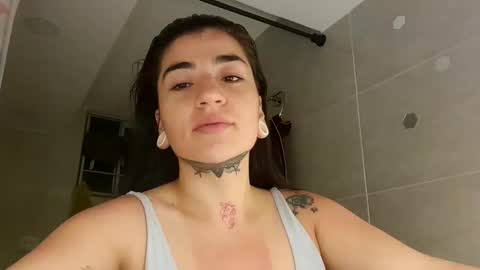 emilayton_ online show from December 11, 5:32 am