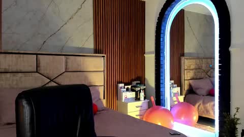 Emily Hendrix online show from September 26, 8:28 pm