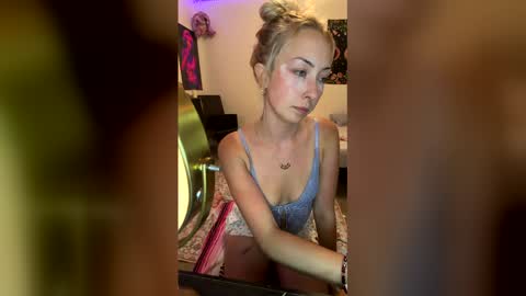 emmaraee online show from May 16, 1:19 am