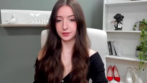 Leah online show from December 4, 9:18 am