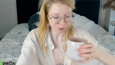 Esme Runn online show from May 1, 3:10 am
