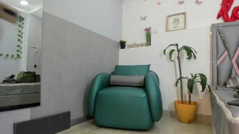 esterlindez online show from May 15, 10:45 pm
