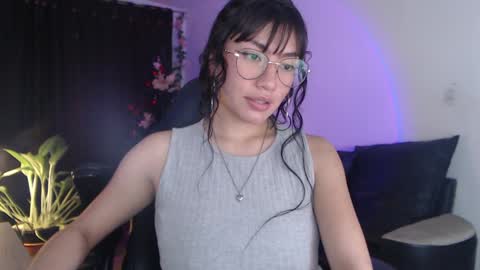 Kissed by an angel  IG evee  lyn20 online show from December 12, 5:52 am