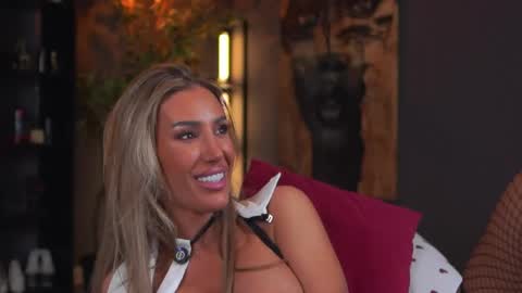 Evelyn online show from April 13, 7:47 pm