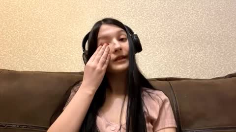 Aurora 18yo online show from January 14, 9:25 am