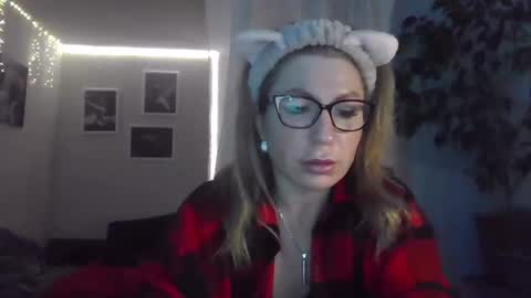 fox_red_lady7 online show from March 1, 8:21 pm