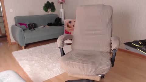 Milena online show from December 4, 1:02 pm