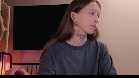 fran_bow online show from April 16, 8:08 pm