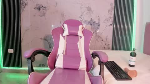 Laura online show from March 18, 8:58 pm