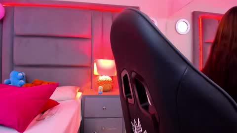 gabymoreau online show from December 17, 8:35 pm