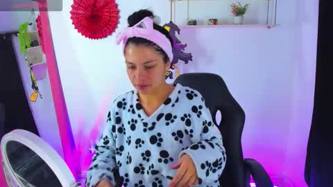 giaaaa   online show from October 27, 12:50 am