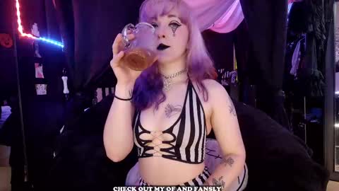 Giggles online show from September 21, 6:39 pm