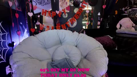 Giggles online show from February 14, 8:26 pm