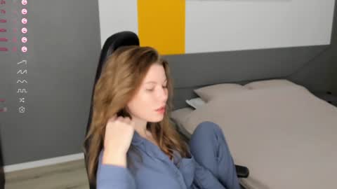 gigihadd online show from December 13, 1:33 pm