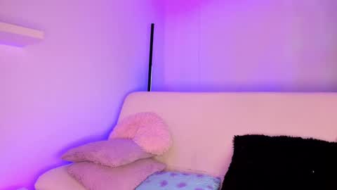 Mimi online show from February 10, 5:30 pm