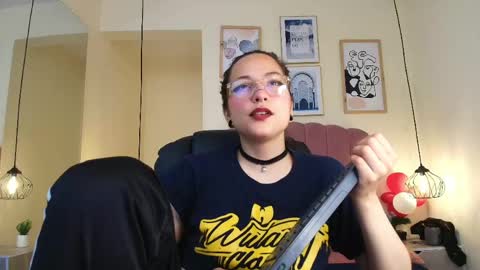 hanabie_ online show from April 29, 4:38 am