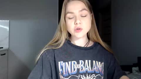 happy_fox_ online show from March 4, 9:10 pm