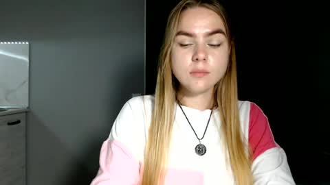 happy_fox_ online show from July 3, 9:54 pm