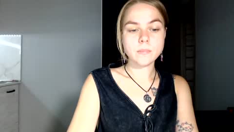 happy_fox_ online show from July 20, 9:15 pm