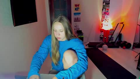hazel_grey69 online show from April 11, 3:37 pm