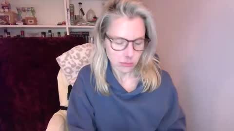 holly_bourbon online show from April 7, 12:56 am