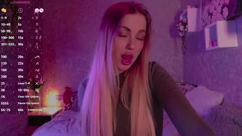 holly_molly8 online show from March 3, 11:23 pm