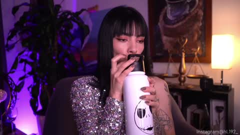 Holly Linder online show from December 28, 2:22 am