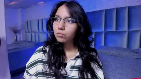 hollypeach_ online show from March 8, 5:50 pm