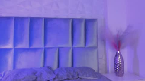 hollypeach_ online show from March 30, 8:30 pm