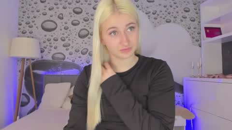 HollyTaillor online show from March 28, 1:43 pm