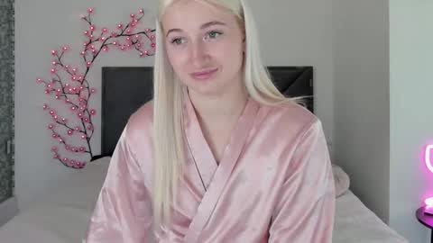 HollyTaillor online show from March 22, 1:50 pm