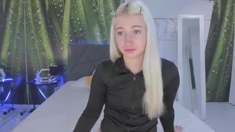 HollyTaillor online show from March 17, 6:28 am