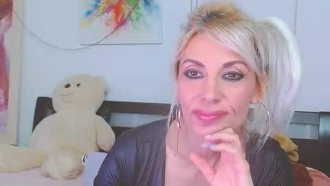honey_lara online show from April 18, 11:15 pm
