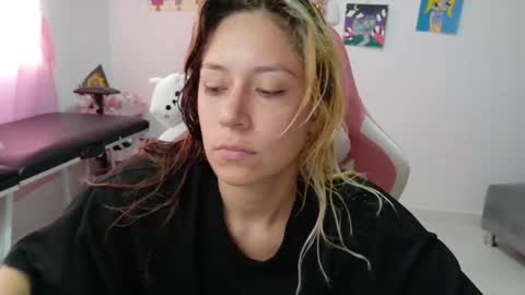 Mia online show from December 16, 4:46 pm