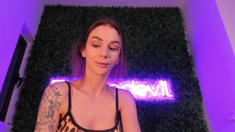 hotfallingdevil online show from March 31, 3:50 am