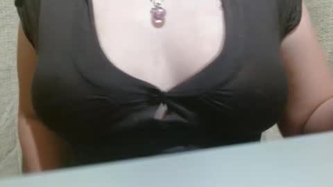 hotiemorenagurl18 online show from September 17, 6:44 am