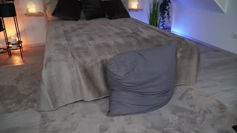 hotmilfbitch online show from September 15, 10:39 pm