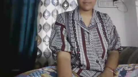 lola online show from April 17, 9:33 am