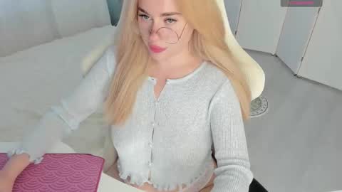 HiI am  EvaPVT is open  online show from November 11, 11:07 am