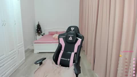 Cassie  STREAMS HERE EVERYDAY online show from January 2, 6:07 am