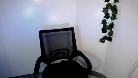 im_love_one69 online show from March 1, 2:11 am