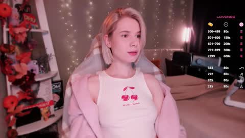 Mia online show from November 16, 10:26 am